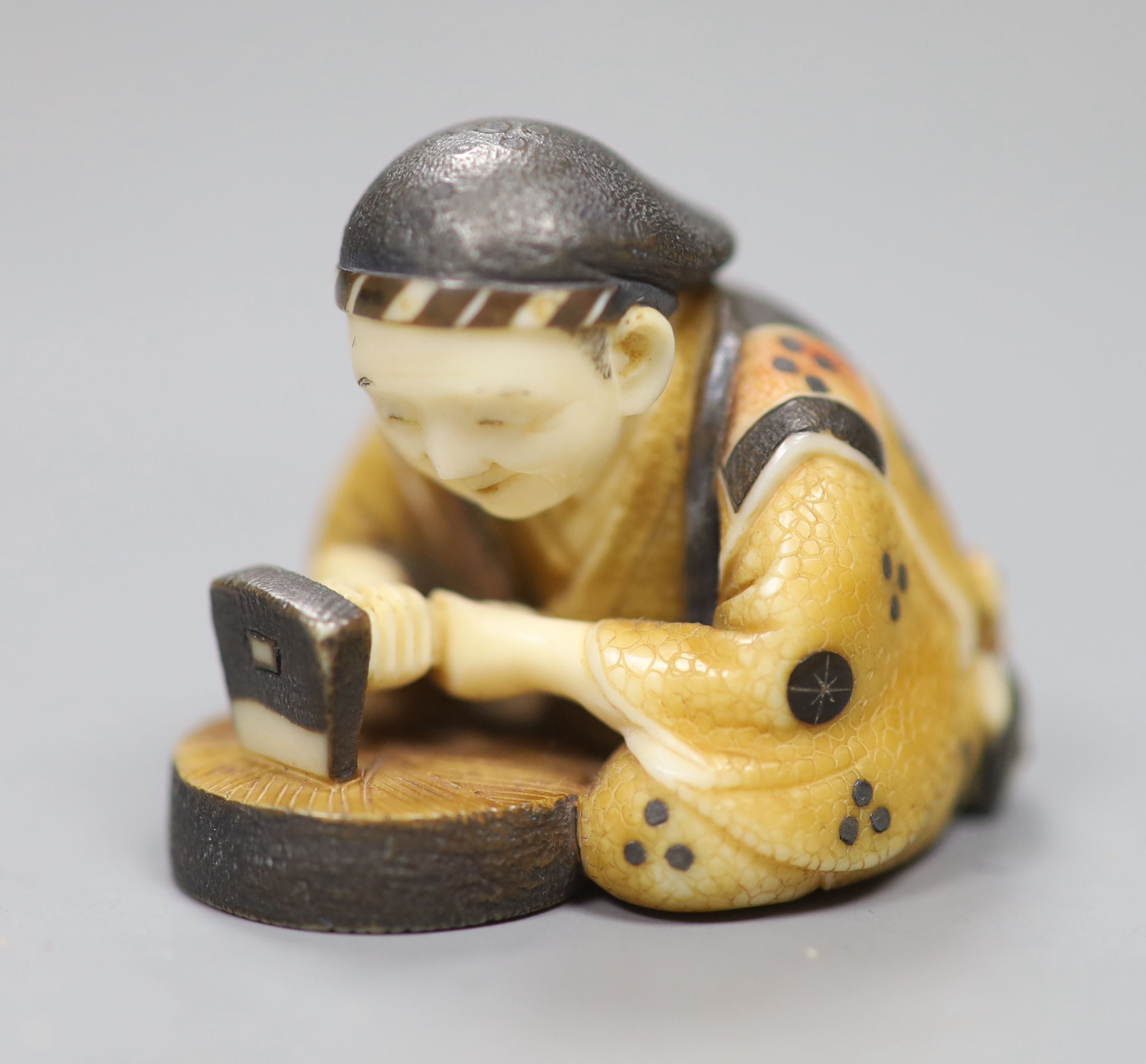 An early 20th century Japanese ivory netsuke of a craftsman, height 3cm